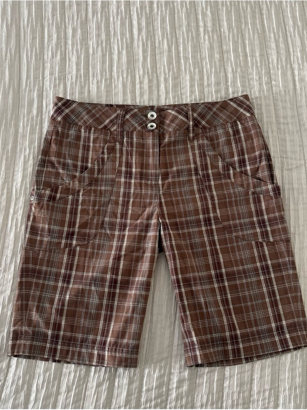 Brown Plaid Y2K Cargo Shorts in Size 8. From Sears with tag.